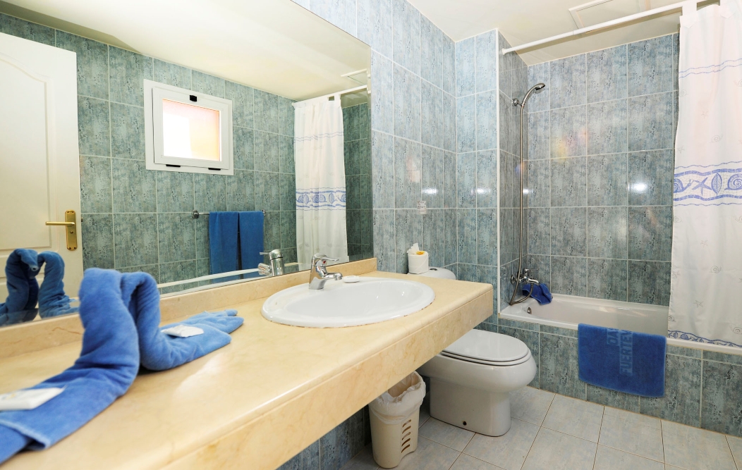 Iberia Sports Training Camps_Fuerteventura_Hotel Oasis Papagayo_Bathroom