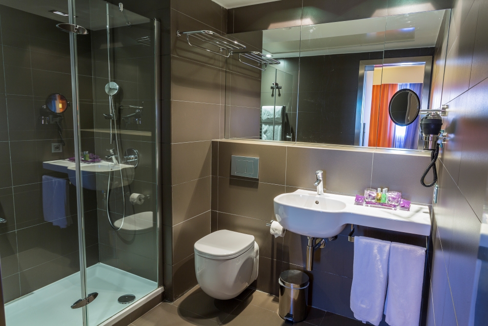 Iberia Sports Trainingscamps_Madrid_Ayre Gran Hotel Colon_Bathroom_HR