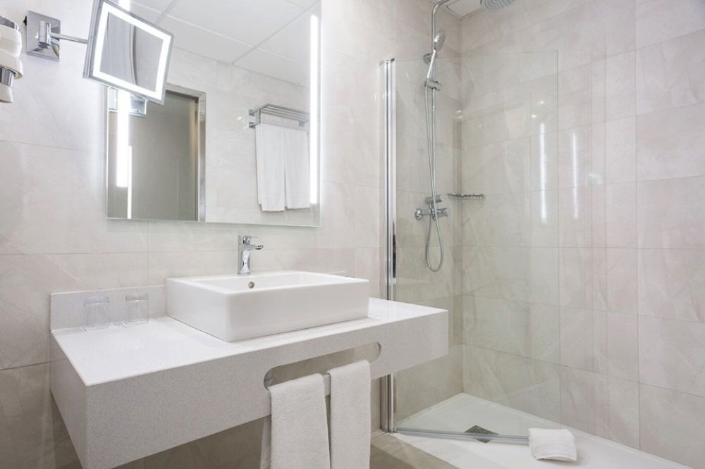 Iberia Sports Training Camps_Barcelona_Hotel-Front-Maritim_Bathroom