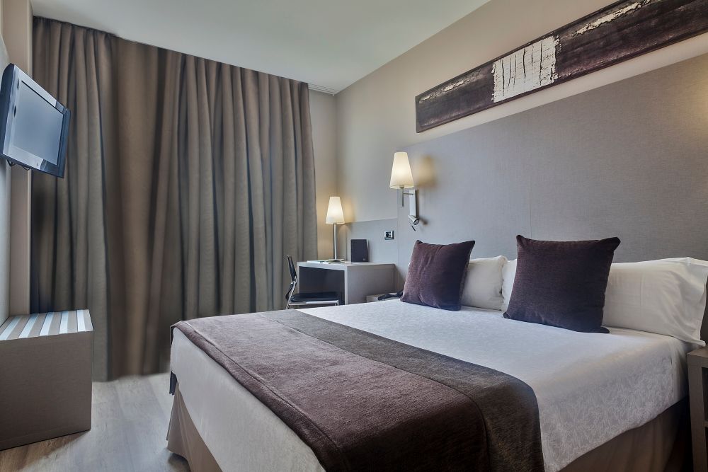 Iberia Sports Training Camps_Barcelona_Hotel-Front-Maritim_StandardRoom