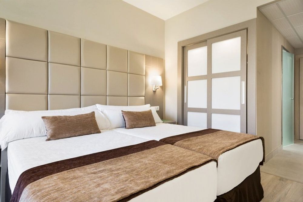 Iberia Sports Training Camps_Barcelona_Hotel-Front-Maritim_TwinRoom